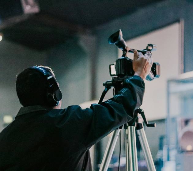 Photo by Melyna Valle a man holding a camera up to take a picture